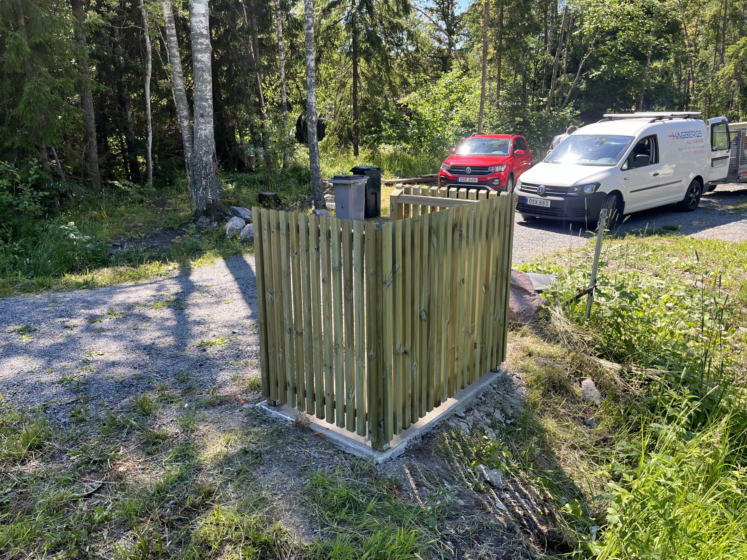 Vindskydd för soptunnor